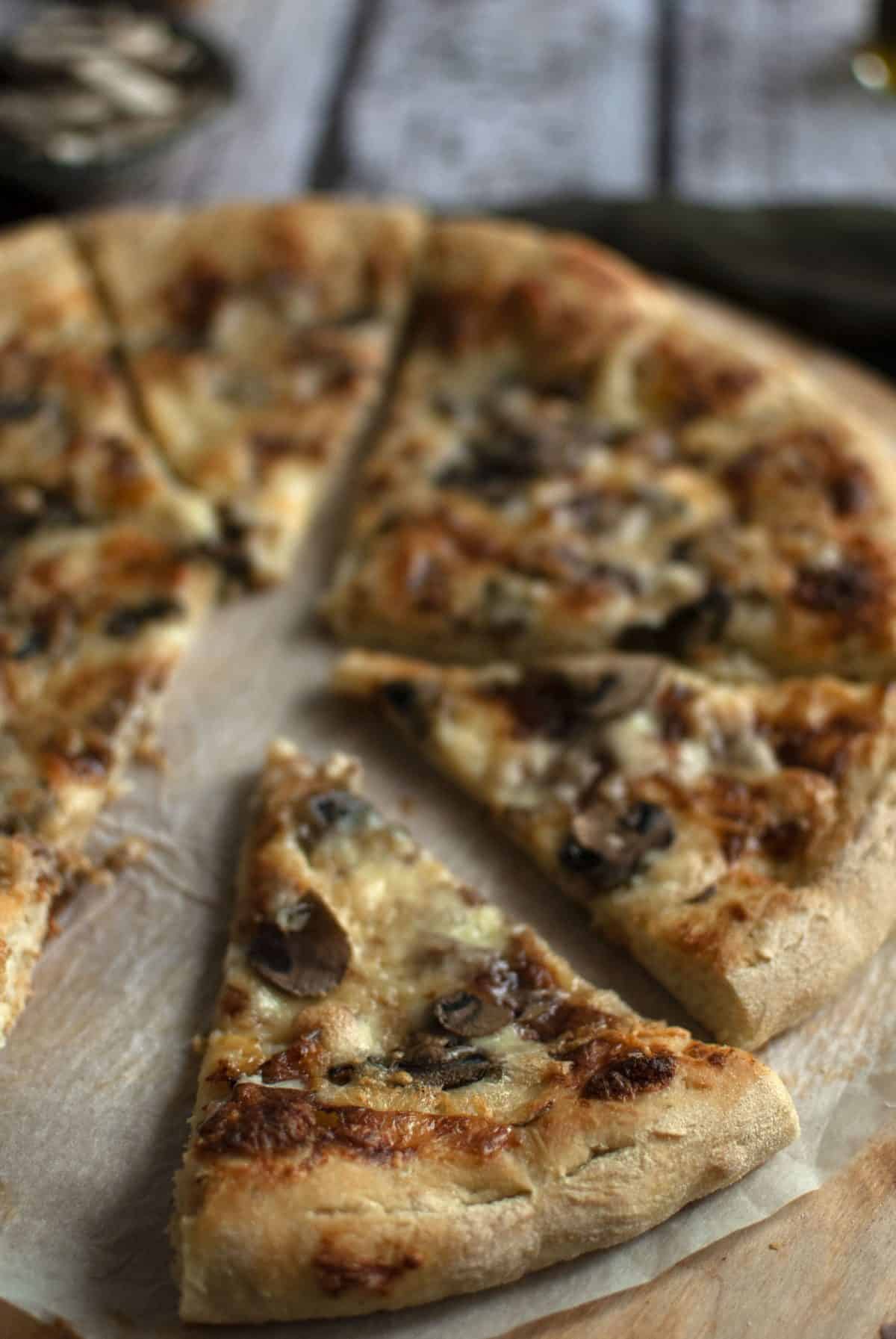 λευκή πίτσα, κατσικίσιο τυρί, λάδι τρούφας, pizza bianca