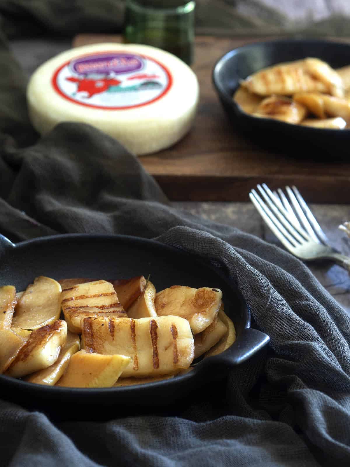 τυρί Μαστέλο σαγανάκι με καραμελωμένα κυδώνια