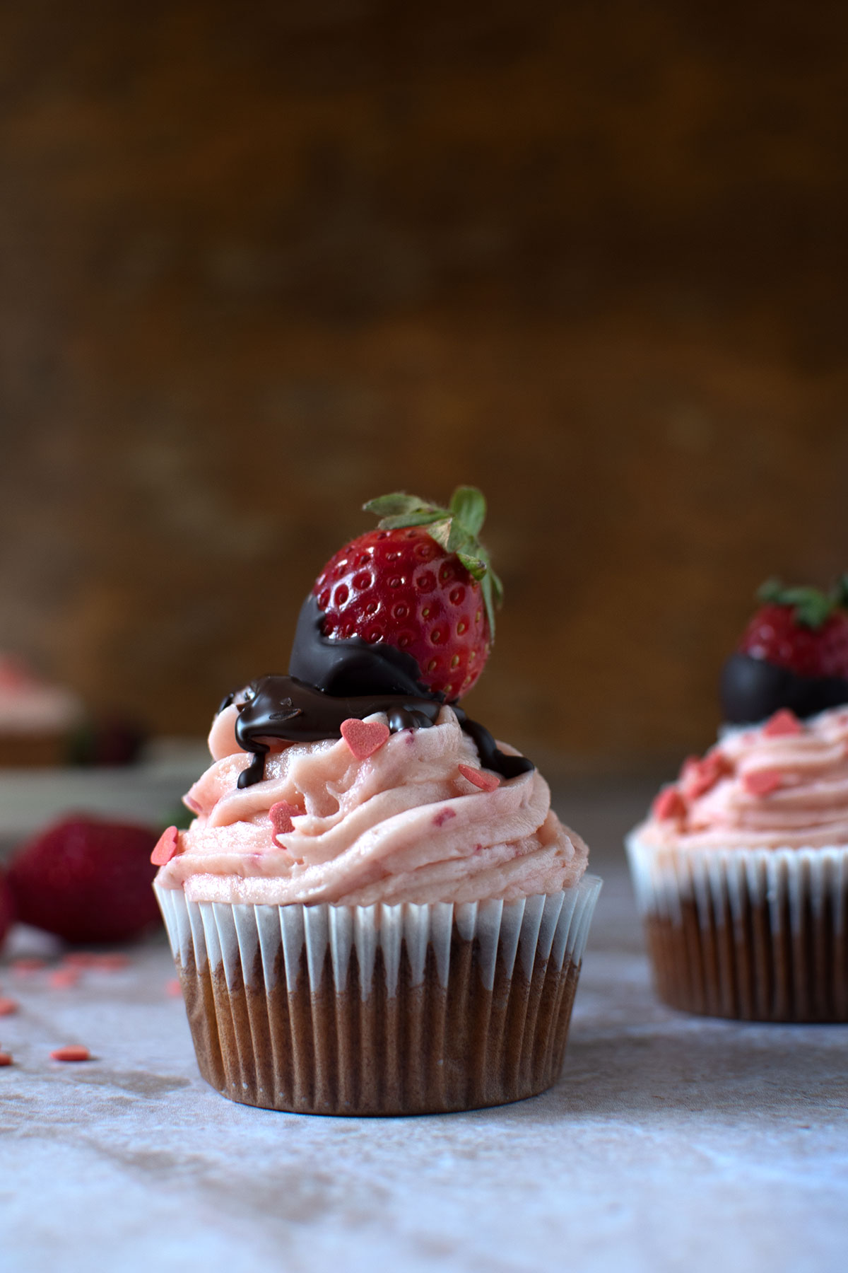 cupcakes σοκολάτας με frosting φράουλας, βουτυρόκρεμα με φράουλα